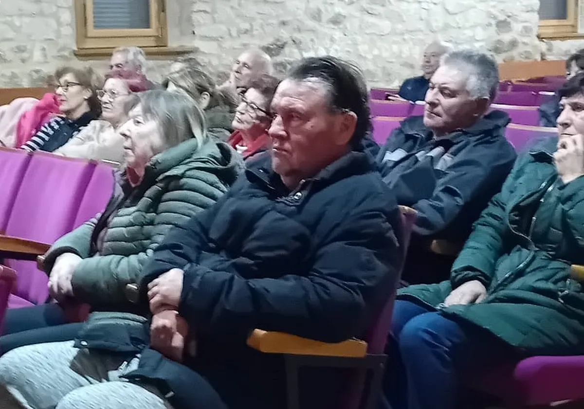 Taller de sensibilización en Cipérez con la obra de teatro 'Si tú me dices ven, no llegues tarde