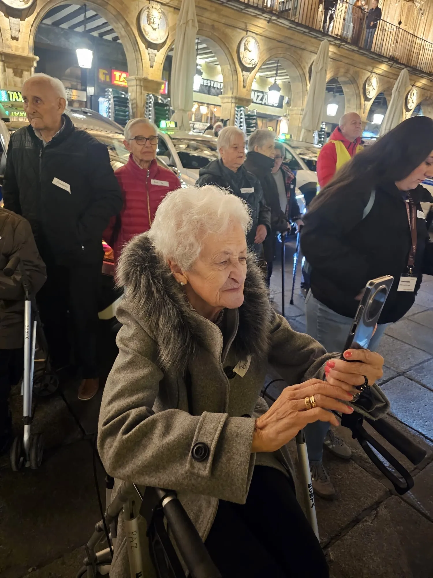 Usuarios de la Residencia Montevideo disfrutan de las luces de Navidad en Salamanca 