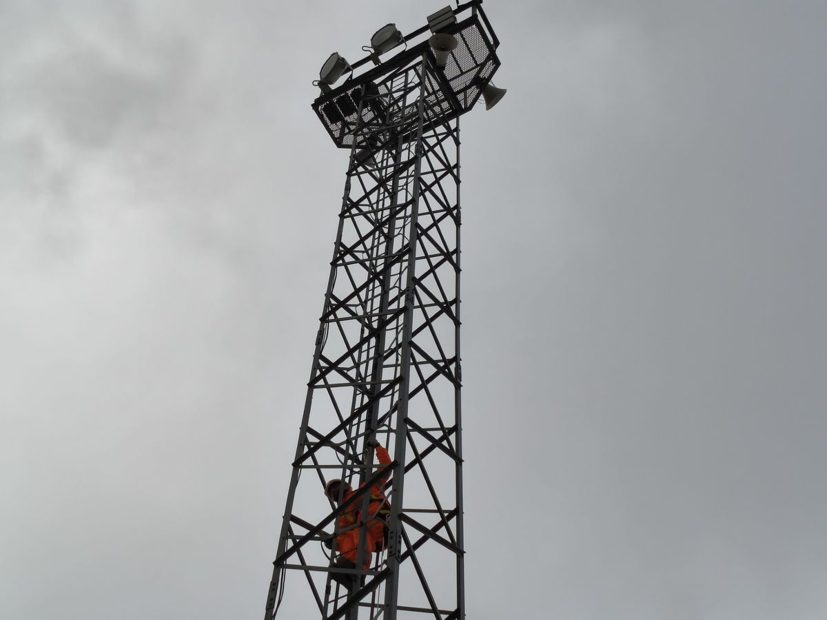 Nueva iluminación LED en el campo de fútbol de Carbajosa