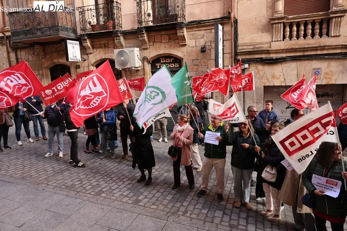 UGT, CSIF y CC OO han iniciado un ciclo de movilizaciones para exigir una subida salarial y mejoras laborales en la Diputación de Salamanca. Foto de David Sañudo