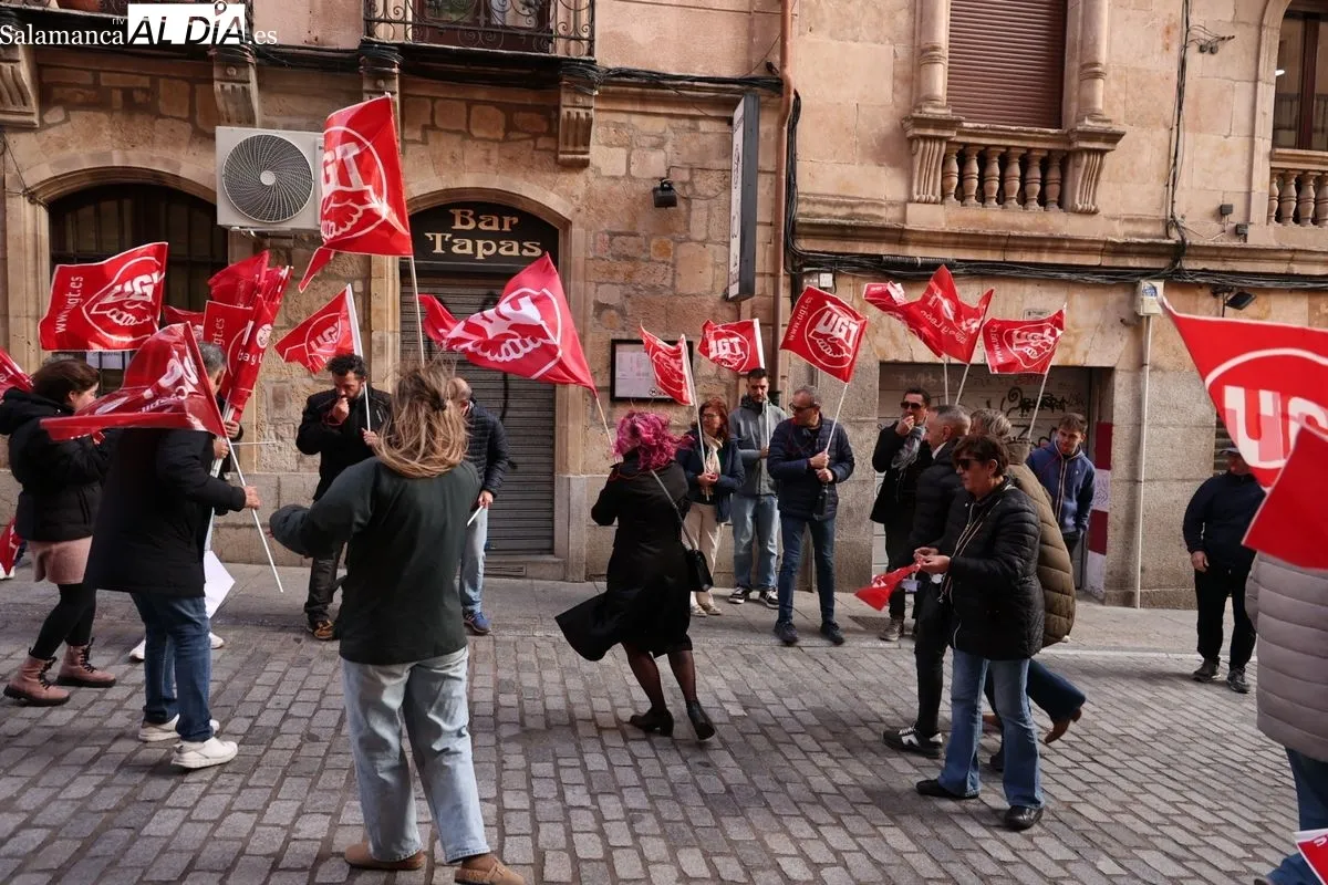 UGT, CSIF y CC OO han iniciado un ciclo de movilizaciones para exigir una subida salarial y mejoras laborales en la Diputación de Salamanca. Foto de David Sañudo
