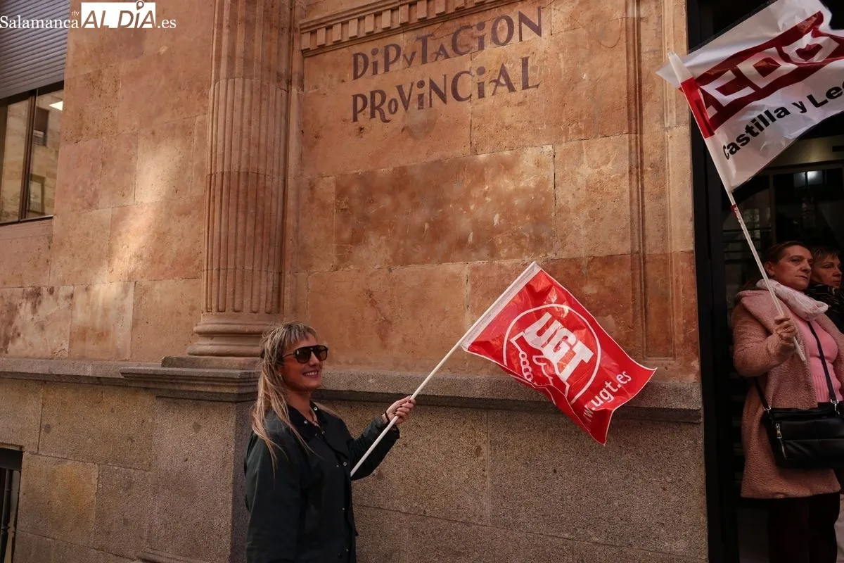 UGT, CSIF y CC OO han iniciado un ciclo de movilizaciones para exigir una subida salarial y mejoras laborales en la Diputación de Salamanca. Foto de David Sañudo