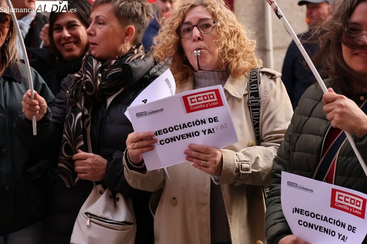 UGT, CSIF y CC OO han iniciado un ciclo de movilizaciones para exigir una subida salarial y mejoras laborales en la Diputación de Salamanca. Foto de David Sañudo
