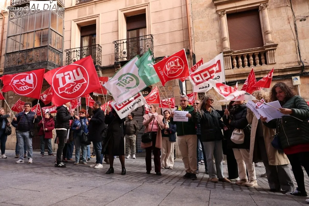 UGT, CSIF y CC OO han iniciado un ciclo de movilizaciones para exigir una subida salarial y mejoras laborales en la Diputación de Salamanca. Foto de David Sañudo