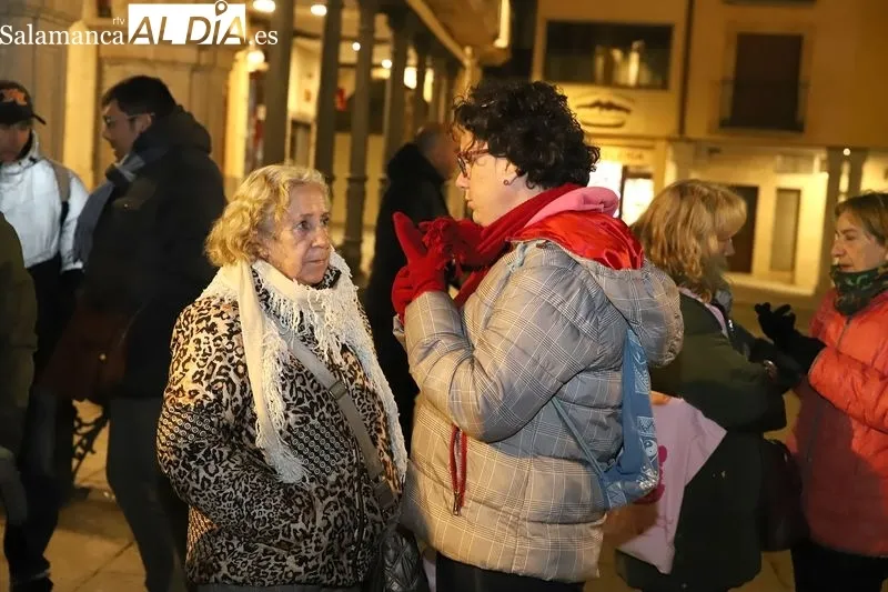 Foto 8 - Un grito un&aacute;nime en Alba de Tormes: 'No m&aacute;s violencia, no m&aacute;s silencio' en la v&iacute;spera del 25N