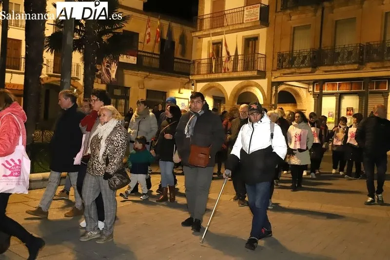 Foto 5 - Un grito un&aacute;nime en Alba de Tormes: 'No m&aacute;s violencia, no m&aacute;s silencio' en la v&iacute;spera del 25N