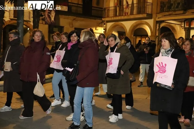 Foto 4 - Un grito un&aacute;nime en Alba de Tormes: 'No m&aacute;s violencia, no m&aacute;s silencio' en la v&iacute;spera del 25N