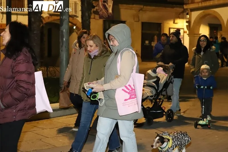 Foto 2 - Un grito un&aacute;nime en Alba de Tormes: 'No m&aacute;s violencia, no m&aacute;s silencio' en la v&iacute;spera del 25N