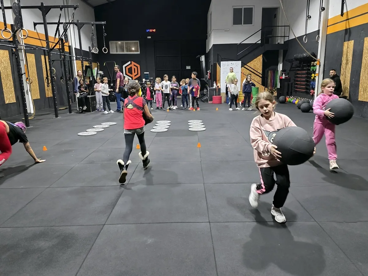 Foto 9 - FOTOS | La A. J. PRODESI fomenta el deporte y el trabajo en equipo entre la juventud salmantina con el 'IronRun'