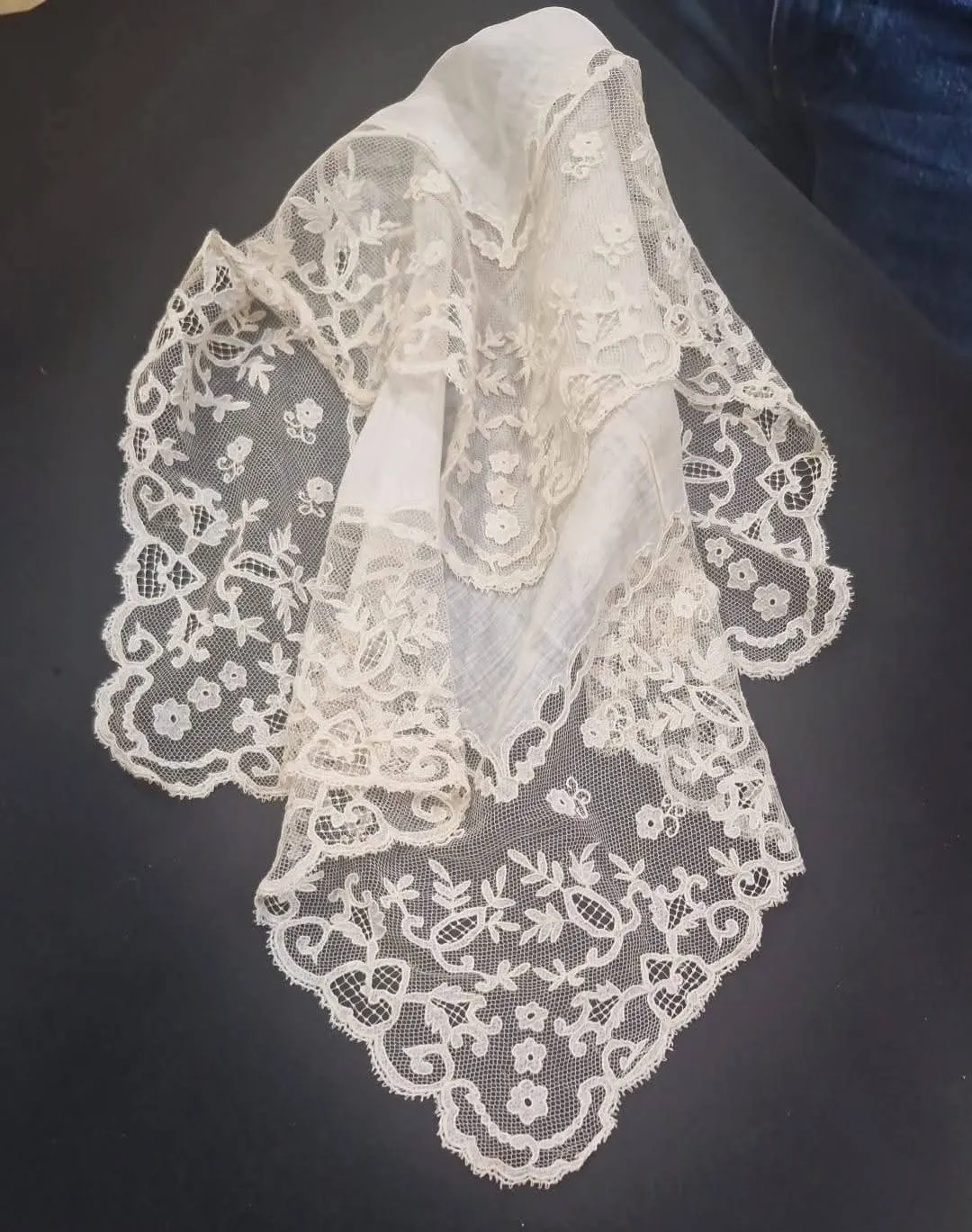 Foto 2 - La Hermandad del Baratillo de Sevilla obsequia con un pa&ntilde;uelo del siglo XIX a la Esperanza de Salamanca