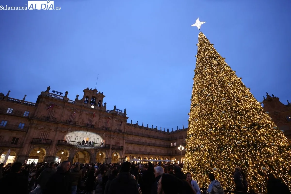 Los villancicos del Sacromonte de 'Love Flamenco' traen el aire andaluz a la Plaza Mayor | FOTOS: David Sañudo 