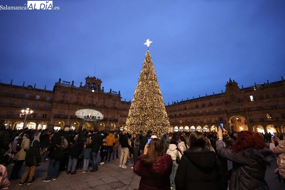 Los villancicos del Sacromonte de 'Love Flamenco' traen el aire andaluz a la Plaza Mayor | FOTOS: David Sañudo 