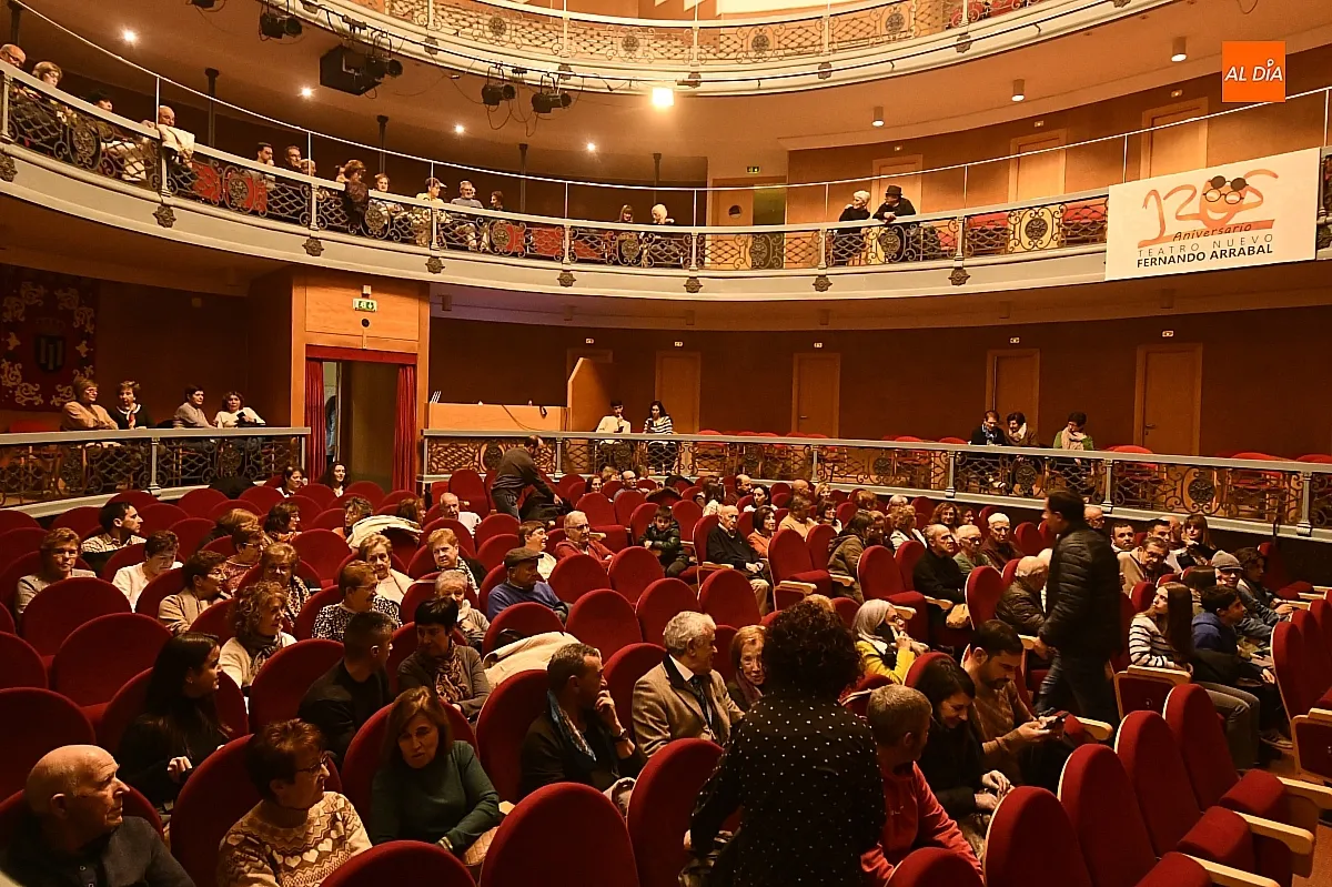 Foto 2 - Buena entrada en el Teatro Nuevo con la actuaci&oacute;n de Las Couchers