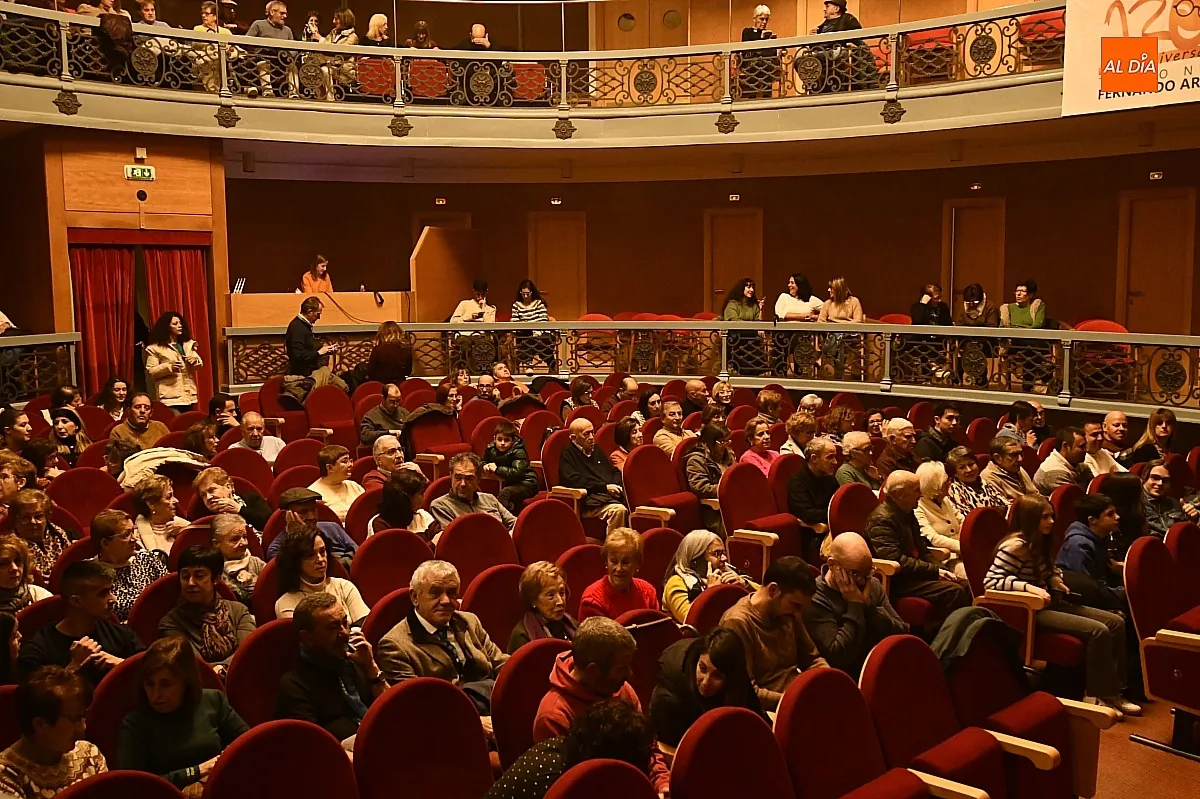 Foto 3 - Buena entrada en el Teatro Nuevo con la actuaci&oacute;n de Las Couchers