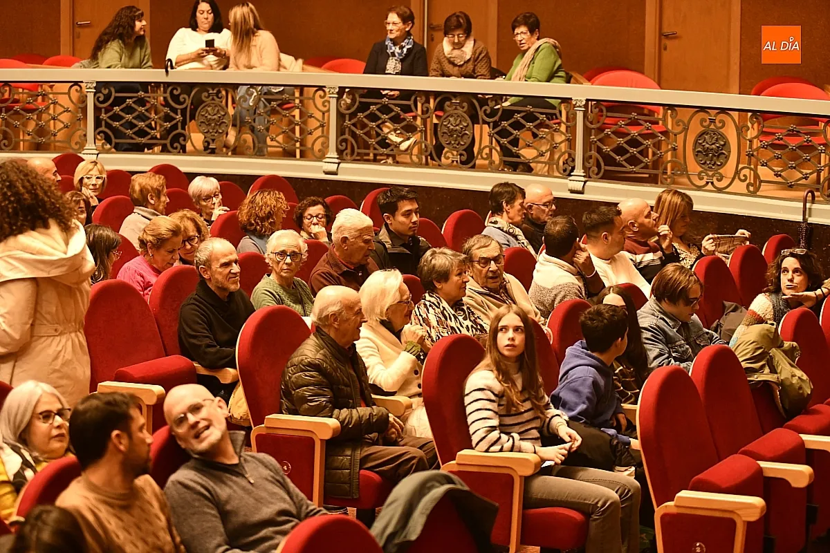 Foto 5 - Buena entrada en el Teatro Nuevo con la actuaci&oacute;n de Las Couchers