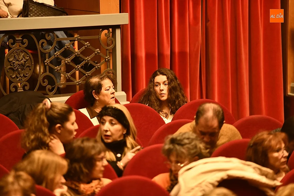 Foto 6 - Buena entrada en el Teatro Nuevo con la actuaci&oacute;n de Las Couchers