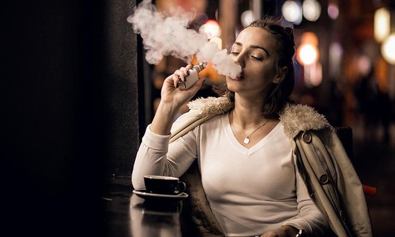 Riesgos del vapeo: cómo aumenta el peligro de neumonía