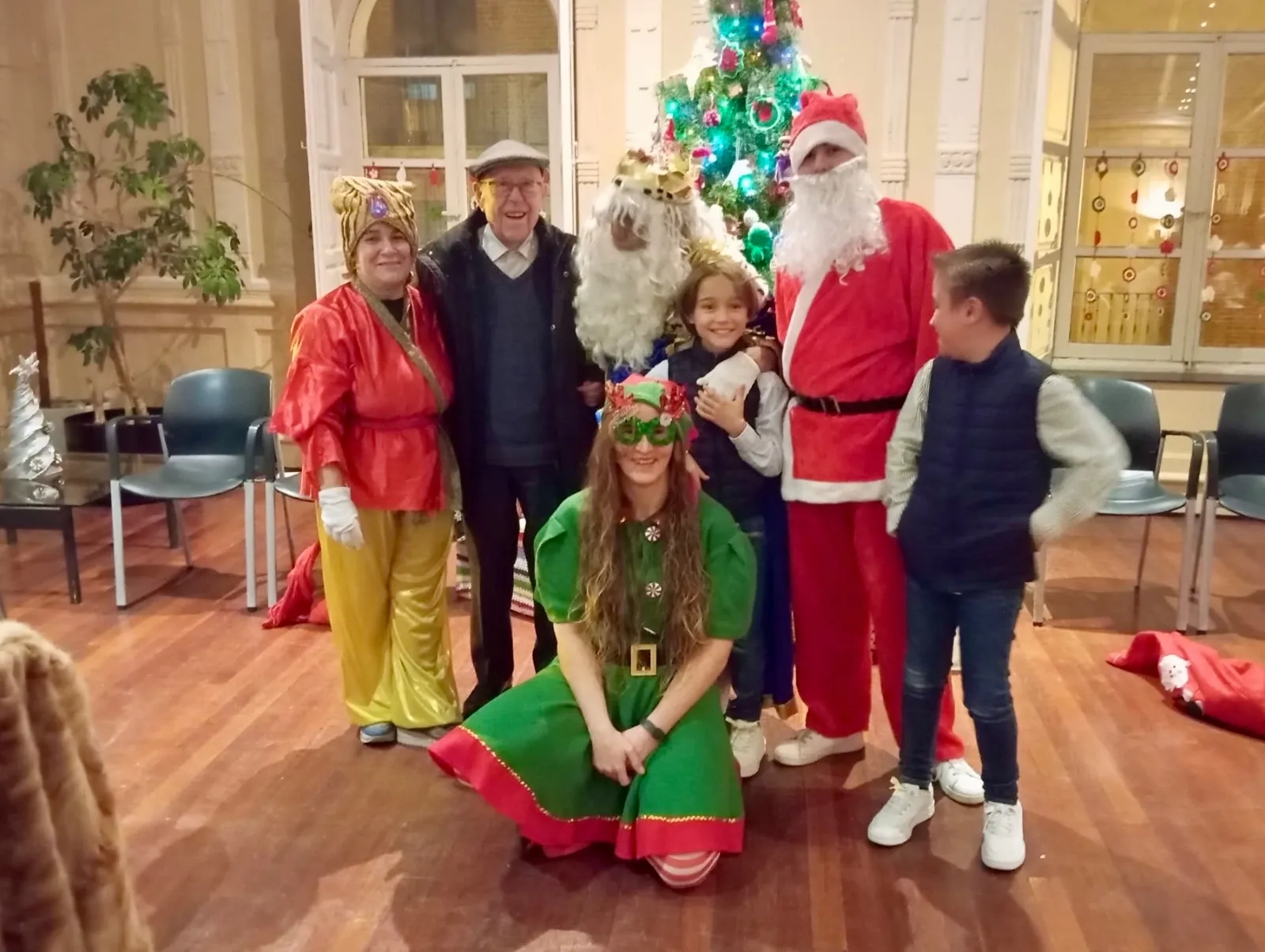 Foto 9 - La asociaci&oacute;n San Miguel re&uacute;ne a m&aacute;s de cien personas en un convite navide&ntilde;o con visitas sorpresa