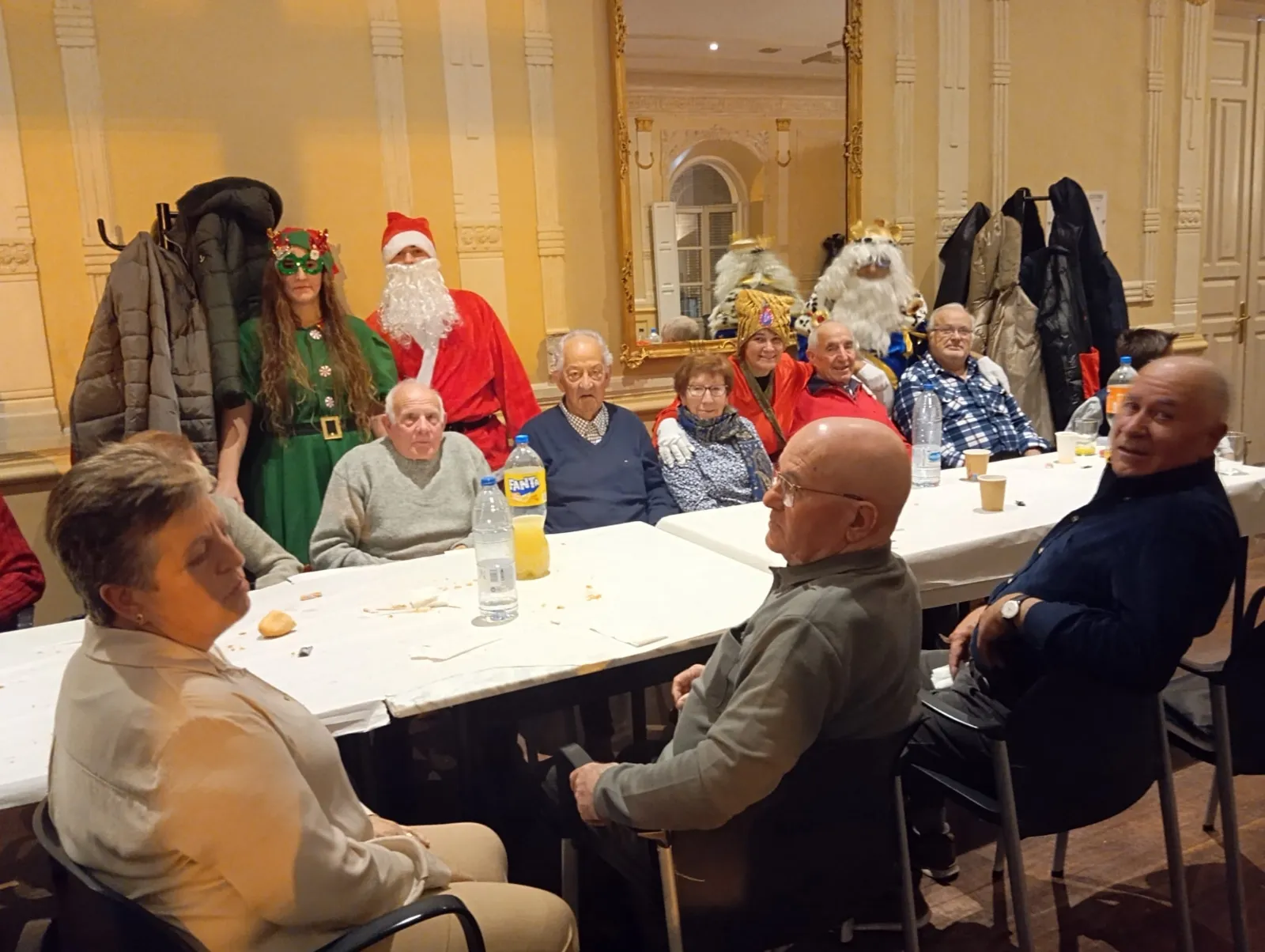 Foto 7 - La asociaci&oacute;n San Miguel re&uacute;ne a m&aacute;s de cien personas en un convite navide&ntilde;o con visitas sorpresa