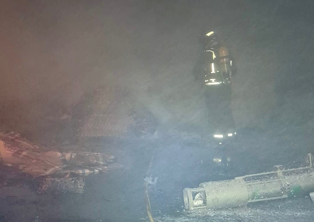 Un nuevo incendio en la antigua fabrica de harinas moviliza un operativo de emergencia, con más de dos horas para su extinción