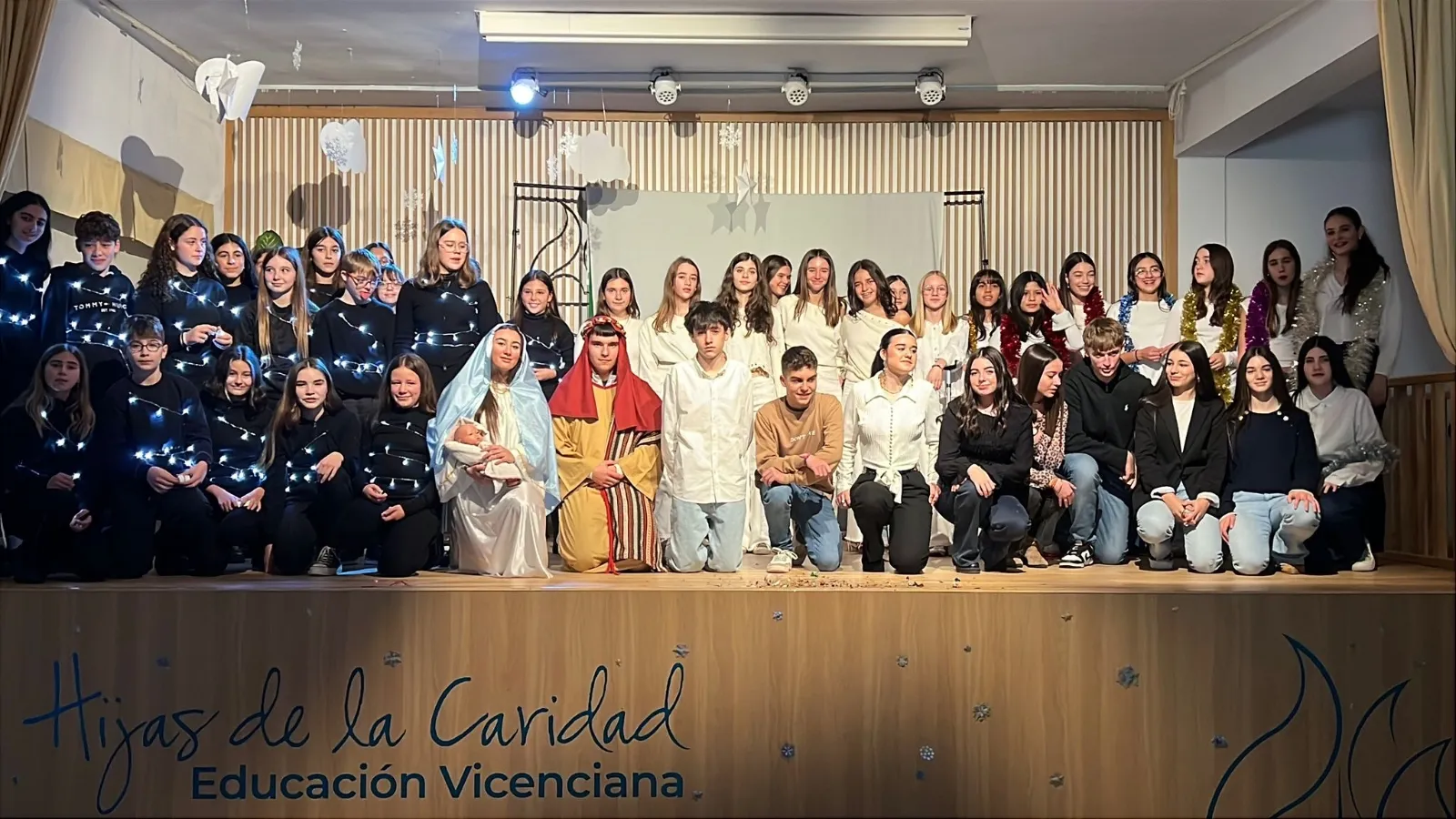 Foto 3 - La comunidad educativa de La Encarnaci&oacute;n celebra su tradicional Festival de Navidad junto a las familias