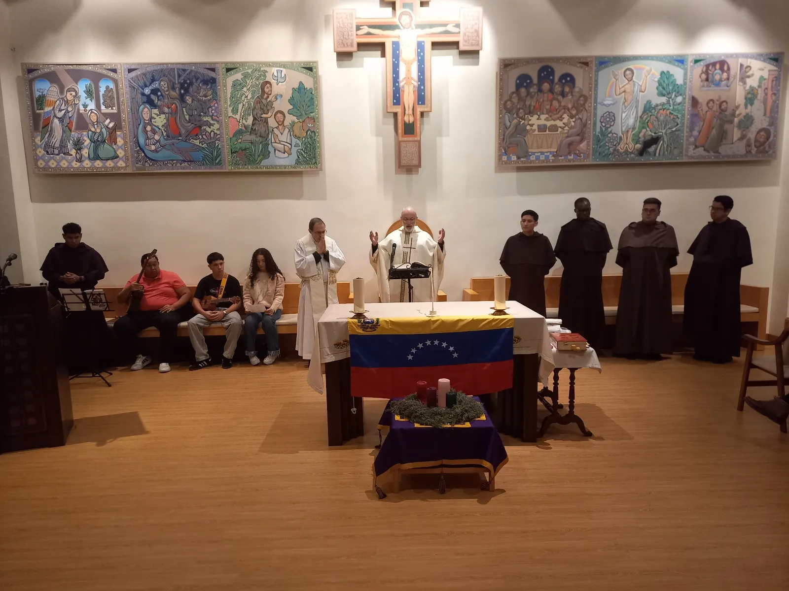 La comunidad venezolana de Salamanca celebra su tradicional misa de aguinaldos en la iglesia de Calatrava