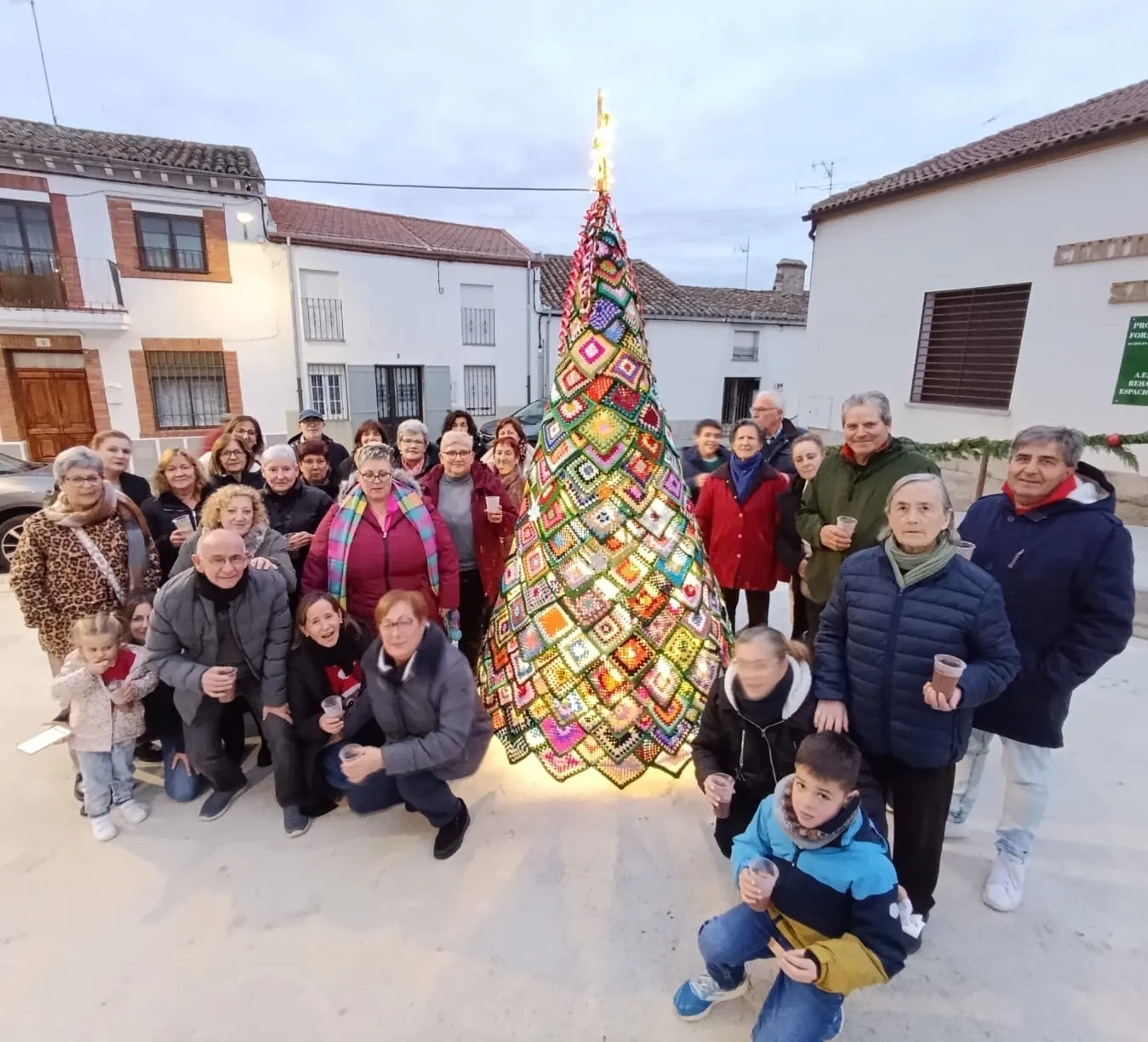 Foto 3 - Un &aacute;rbol hecho a mano une a Macotera en el arranque m&aacute;s emotivo de la Navidad
