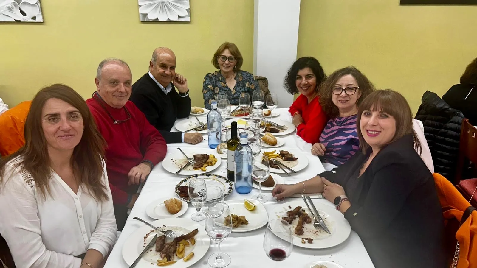 Foto 4 - Brindis con buenos deseos y hermandad marcan la comida navide&ntilde;a de los profesionales del Centro de Salud
