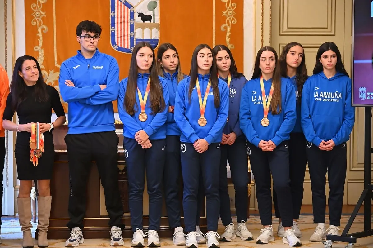 El Ayuntamiento rinde homenaje al atletismo salmantino tras un año histórico con 64 medallas