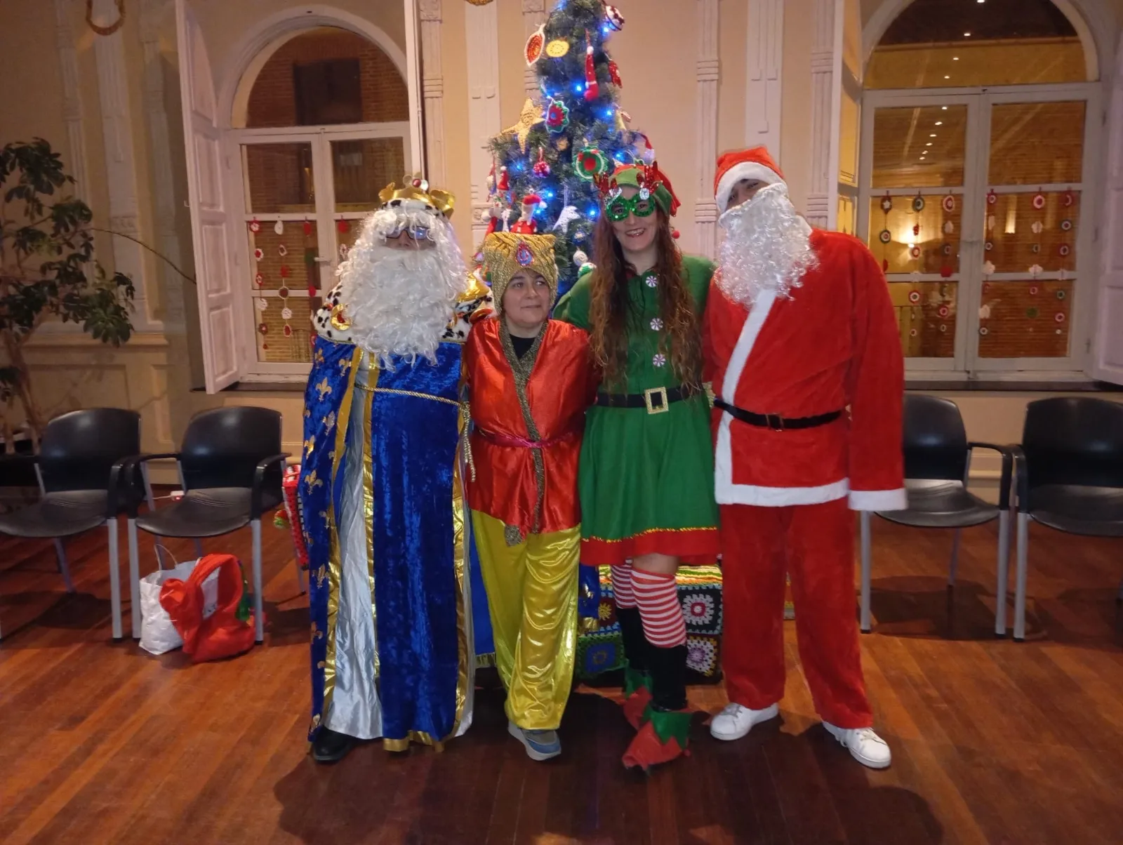 Foto 6 - La asociaci&oacute;n San Miguel re&uacute;ne a m&aacute;s de cien personas en un convite navide&ntilde;o con visitas sorpresa