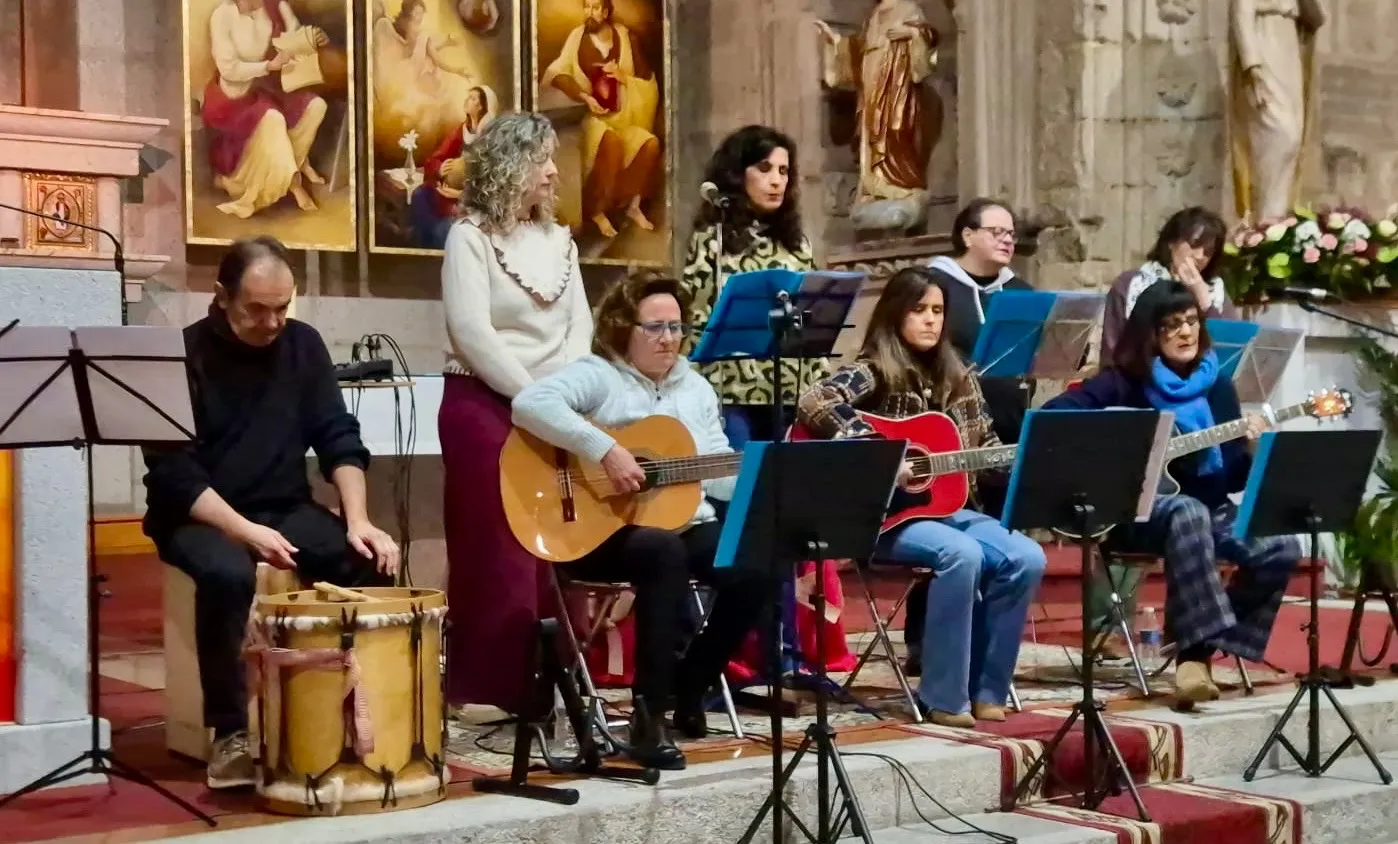 Foto 2 - Gran &eacute;xito para el concierto de Navidad solidario del coro parroquial A Voces