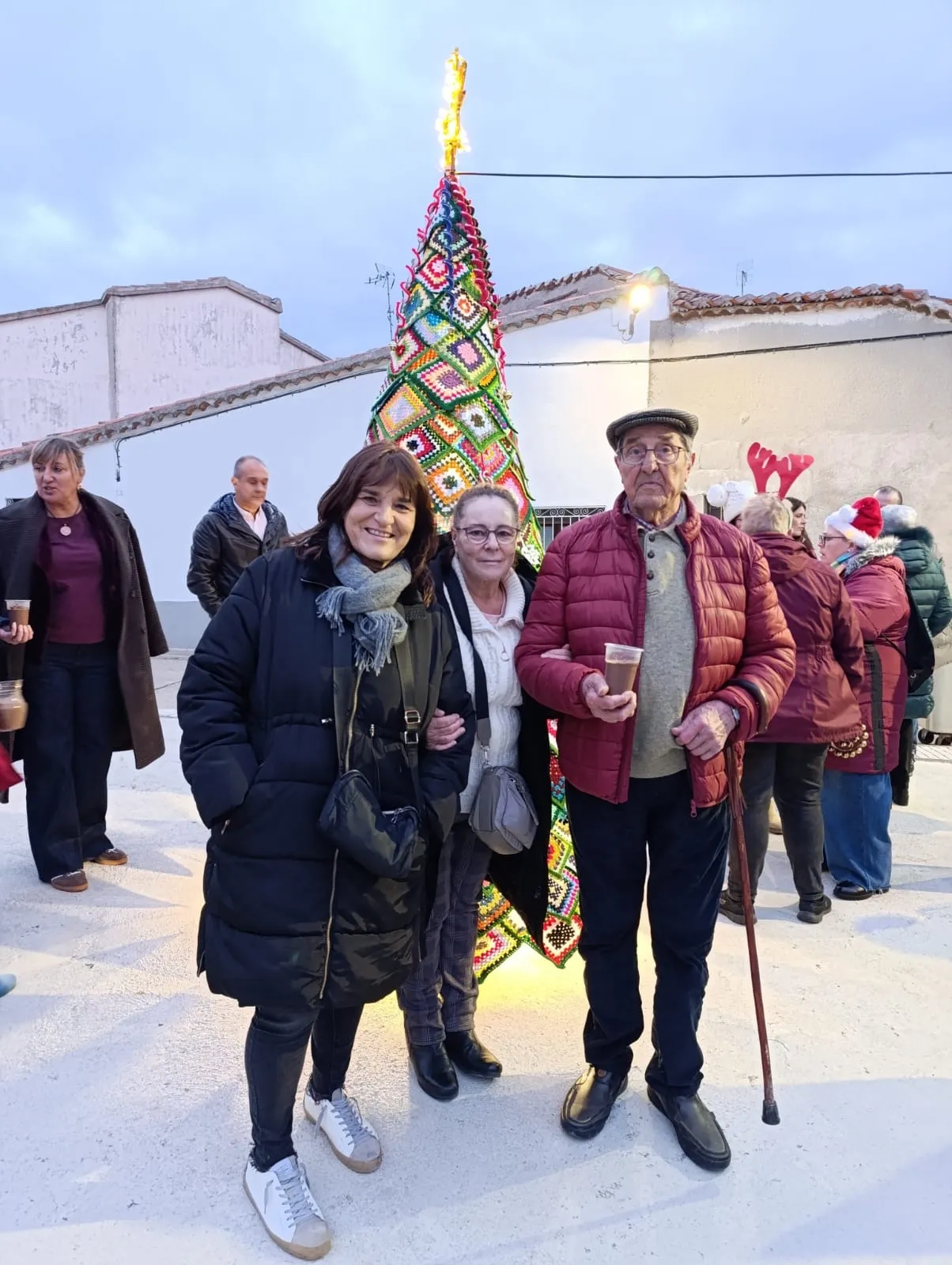 Foto 5 - Un &aacute;rbol hecho a mano une a Macotera en el arranque m&aacute;s emotivo de la Navidad