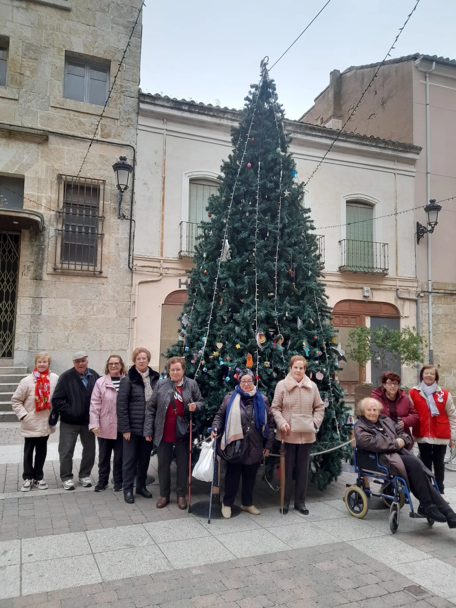 Foto 2 - Los mayores engalanan con Cruz Roja el &aacute;rbol navide&ntilde;o de la calle Madrid 