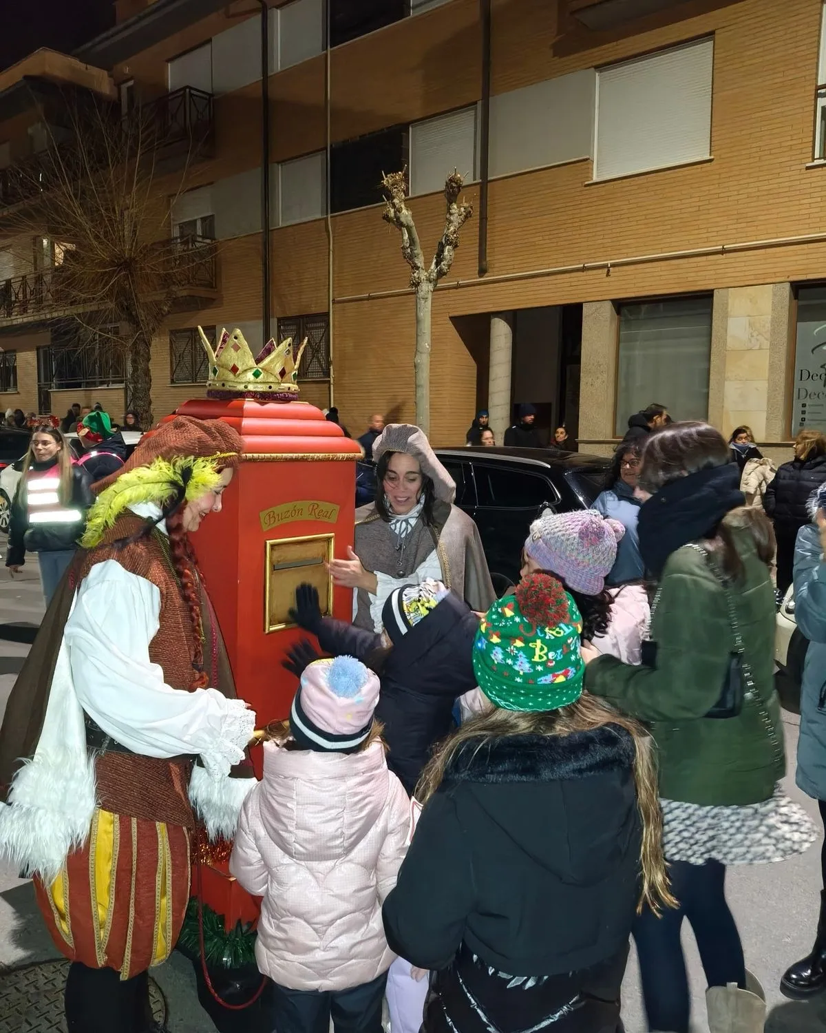Foto 3 - El Mercado Navide&ntilde;o de Carbajosa supera los 2.000 visitantes y registra m&aacute;s de 7.000 euros en ventas