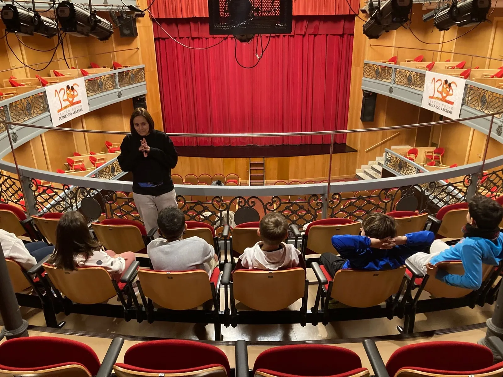 Foto 2 - C&iacute;vitas reuni&oacute; a m&aacute;s de 700 escolares  con las visitas dinamizadas en el 125 aniversario del Teatro Nuevo de Ciudad Rodrigo 