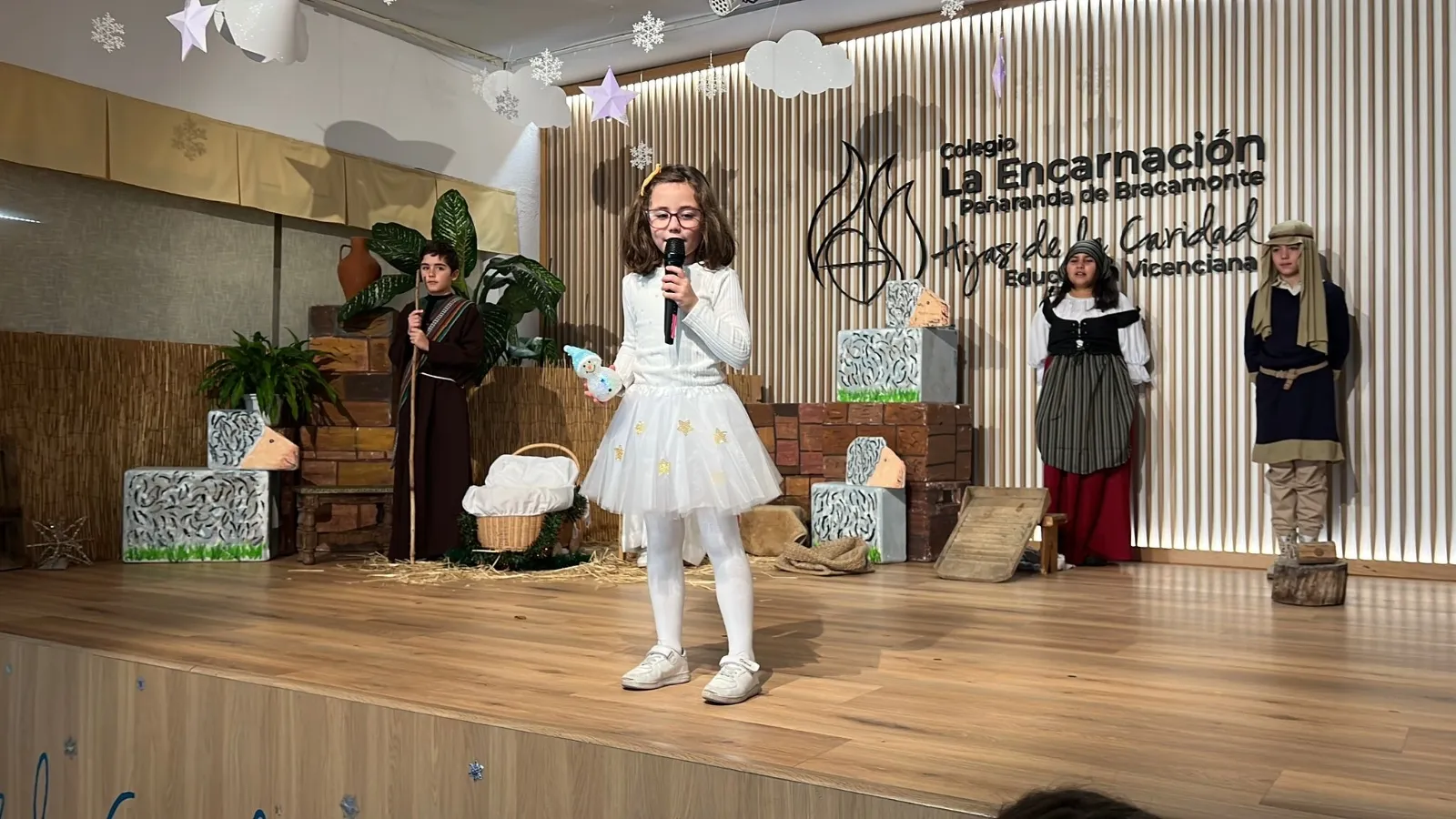 Foto 2 - La comunidad educativa de La Encarnaci&oacute;n celebra su tradicional Festival de Navidad junto a las familias