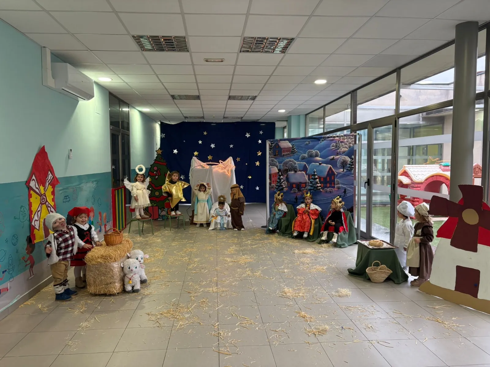 Los alumnos de la Escuela Municipal Infantil de Santa Marta protagonizan un belén viviente