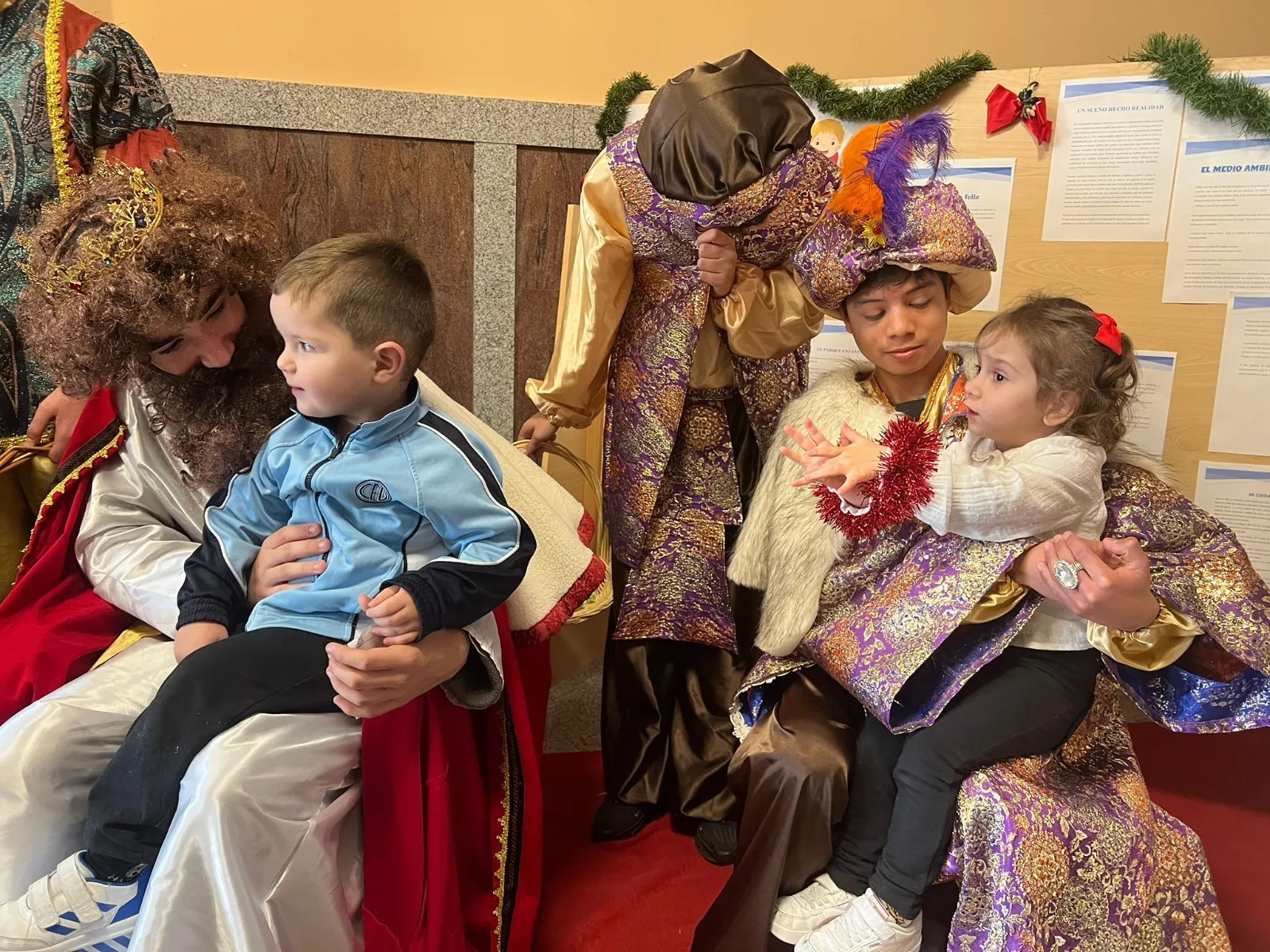 Foto 9 - La comunidad educativa de La Encarnaci&oacute;n celebra su tradicional Festival de Navidad junto a las familias