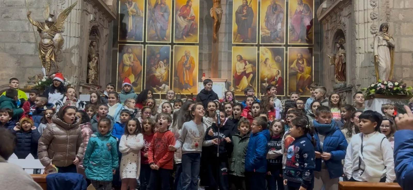 Foto 4 - Villancicos en la parroquia para celebrar la Navidad junto a los peque&ntilde;os de catequesis 