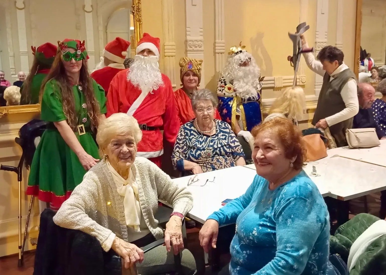 Foto 5 - La asociaci&oacute;n San Miguel re&uacute;ne a m&aacute;s de cien personas en un convite navide&ntilde;o con visitas sorpresa