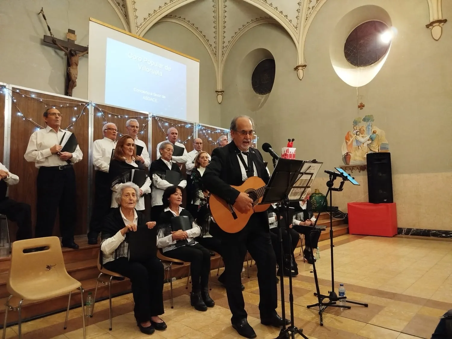 Foto 4 - El Coro de Villoruela ofrece un emotivo concierto solidario a favor de Asdace