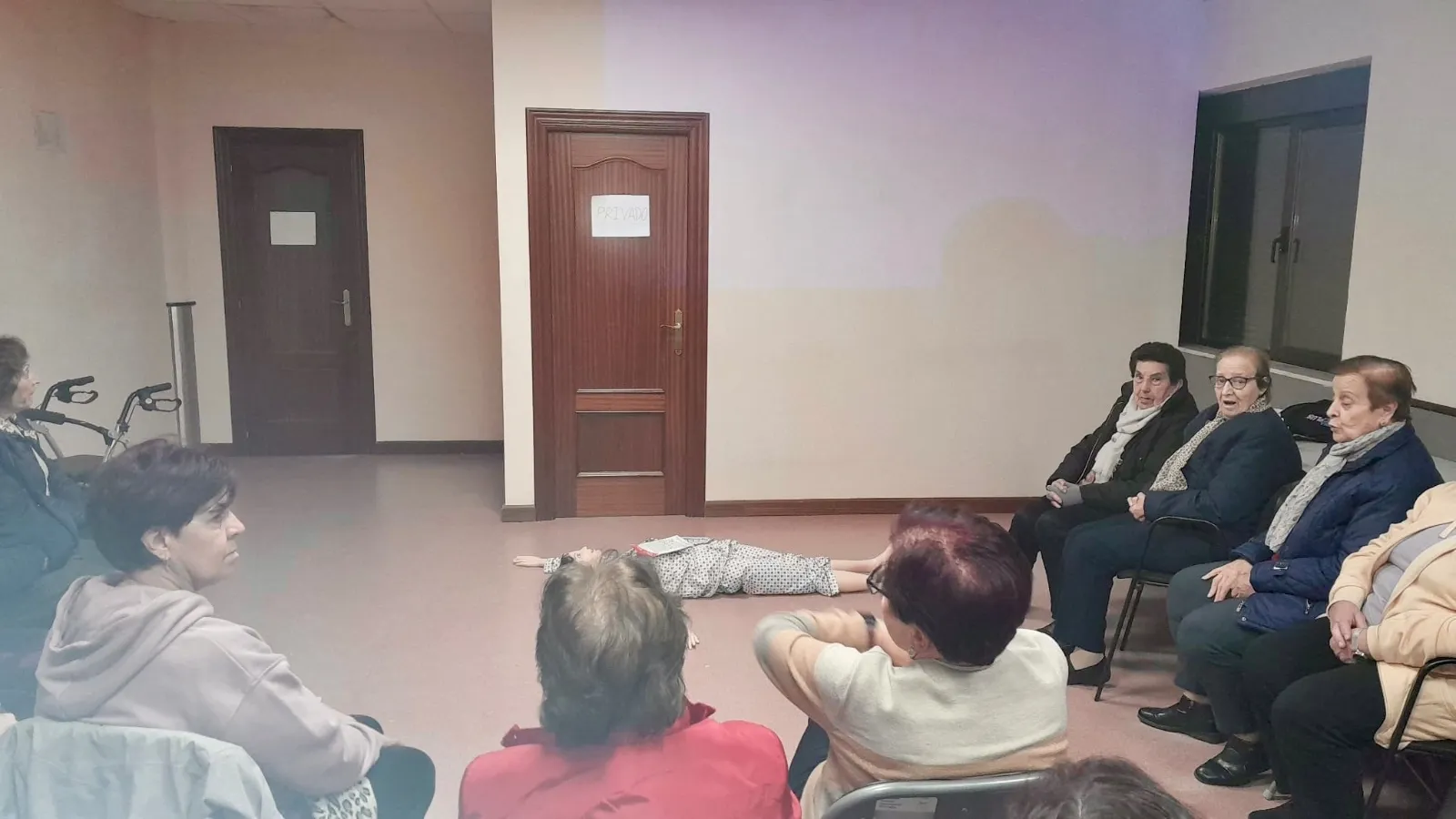 Foto 4 - El Centro de Salud de Pe&ntilde;aranda sigue avanzando en la formaci&oacute;n en primeros auxilios y uso del DEA entre la poblaci&oacute;n