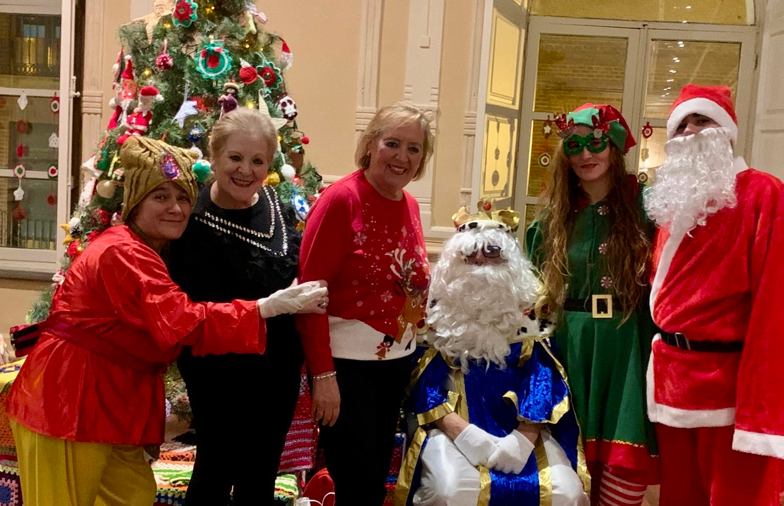 La asociación San Miguel reúne a más de cien personas en un convite navideño con visitas sorpresa