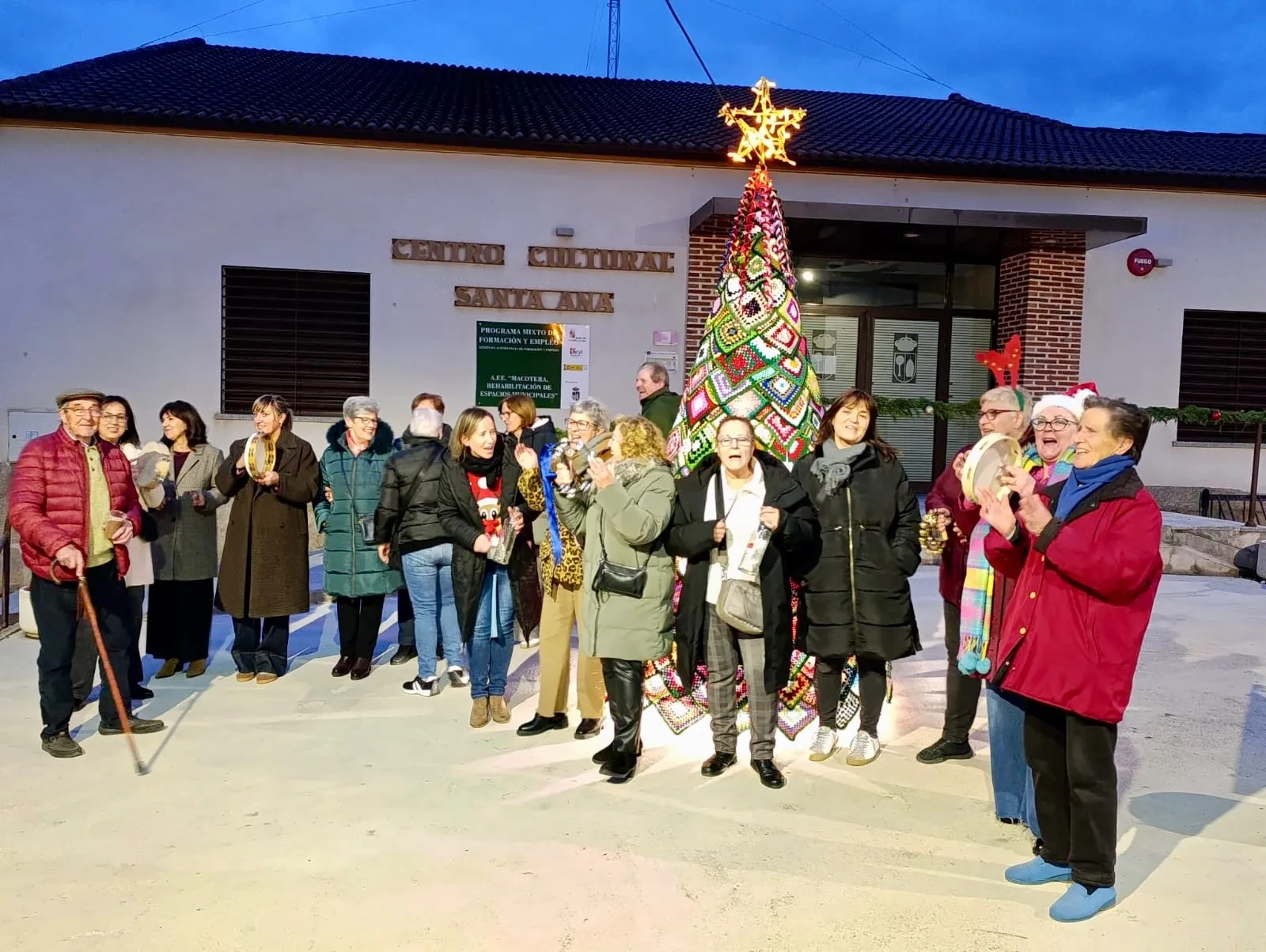 Foto 2 - Un &aacute;rbol hecho a mano une a Macotera en el arranque m&aacute;s emotivo de la Navidad
