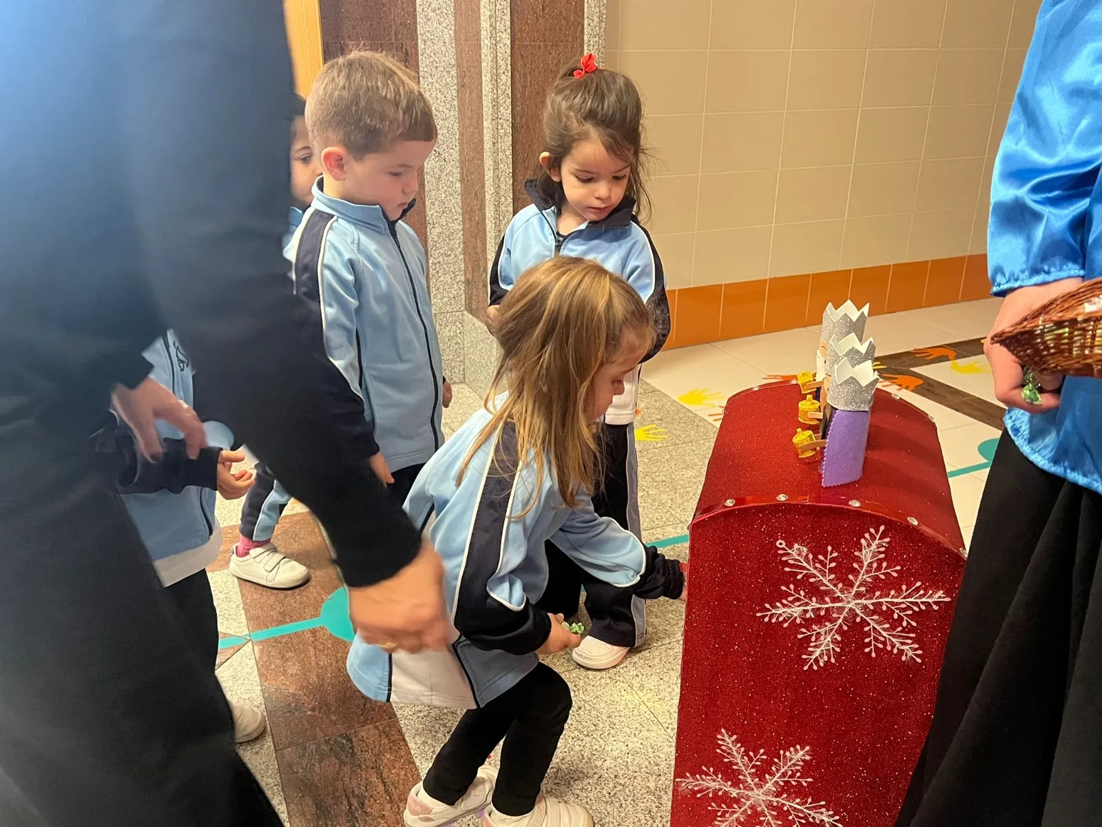 Foto 7 - La comunidad educativa de La Encarnaci&oacute;n celebra su tradicional Festival de Navidad junto a las familias