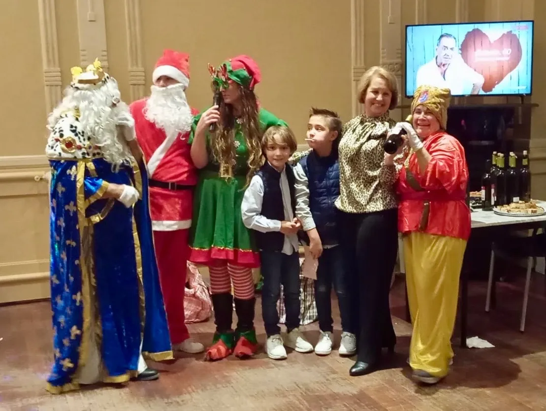Foto 4 - La asociaci&oacute;n San Miguel re&uacute;ne a m&aacute;s de cien personas en un convite navide&ntilde;o con visitas sorpresa