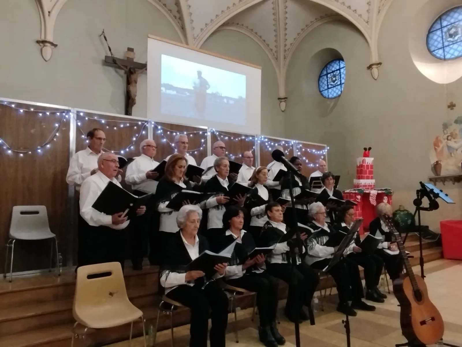 Foto 3 - El Coro de Villoruela ofrece un emotivo concierto solidario a favor de Asdace