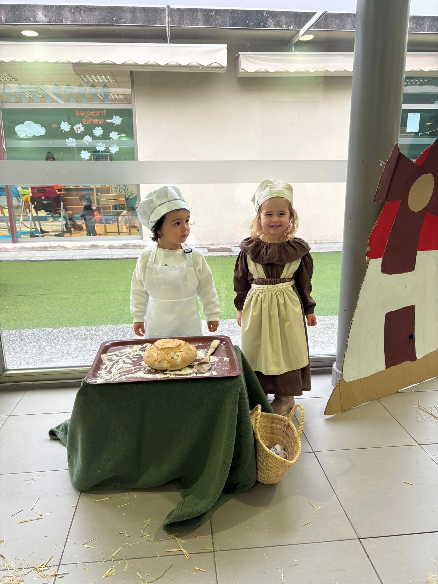 Los alumnos de la Escuela Municipal Infantil de Santa Marta protagonizan un belén viviente