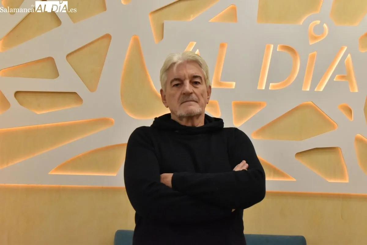 Ángel González Quesada, actor, escritor y poeta salmantino, en los estudios de SALAMANCA AL DÍA. Foto de Toni Sánchez