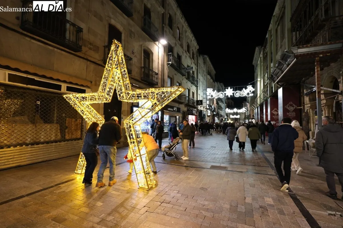 Ambiente en Salamanca en la tarde-noche de este sábado, 27 de diciembre. Fotos: David Sañudo